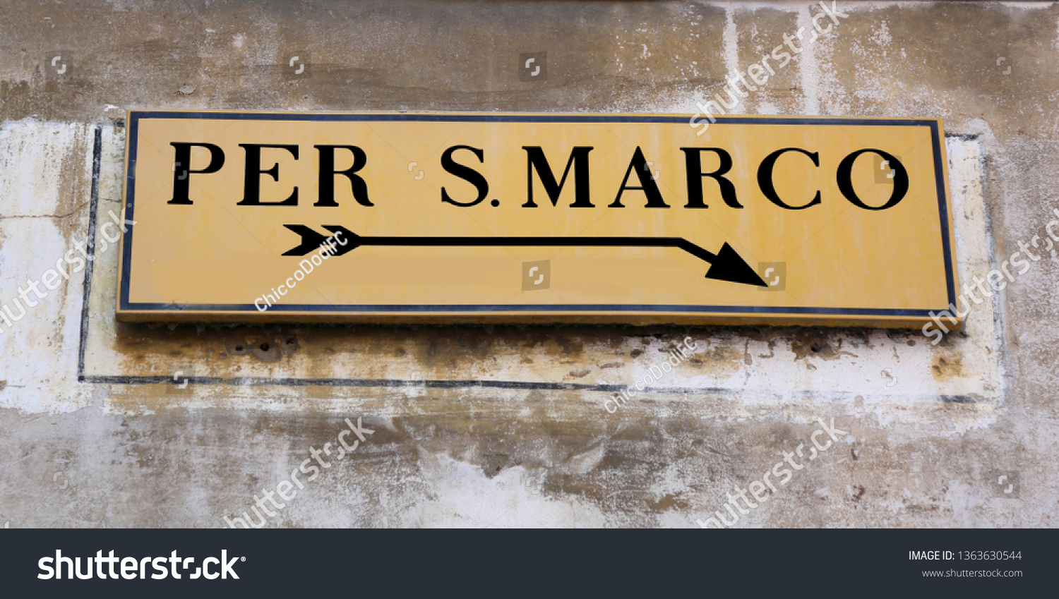 Yellow Nizioletti direction sign in Venice